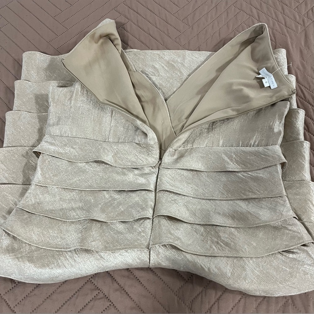 London Times Gold Tiered Cocktail Dress Size 8 Sleeveless V-Neck - Picture 6 of 9